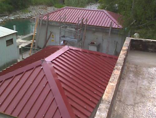 Nuovo tetto in lamiera rosso