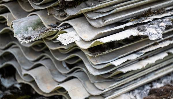 Smaltimento amianto fai da te: la scelta peggiore che puoi fare